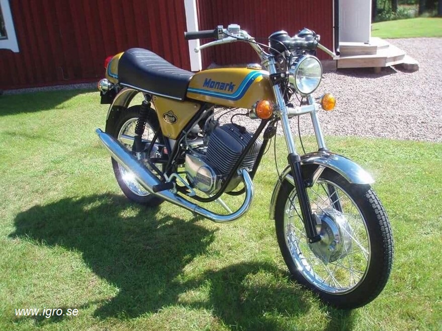 En bild som visar grs, utomhus, motorcykel, parkerad

Automatiskt genererad beskrivning